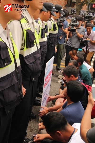 청와대 면담 요청하러 가려는데 막아선 경찰과 연좌 농성하는 세월호 참사 유가족과 국민들